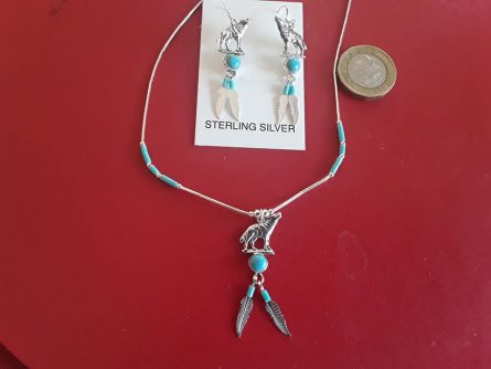 Wolf necklace & earrings with feathers 4